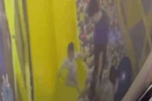 Vụ bé 4 tuổi bị đánh ở khu vui chơi: Đủ cấu thành hành vi bạo hành trẻ em?