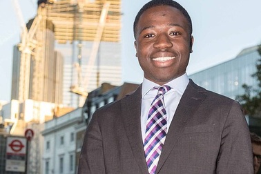 "Phép màu" với cậu bé nghèo từng gõ cửa các nhà tại khu giàu nhất London