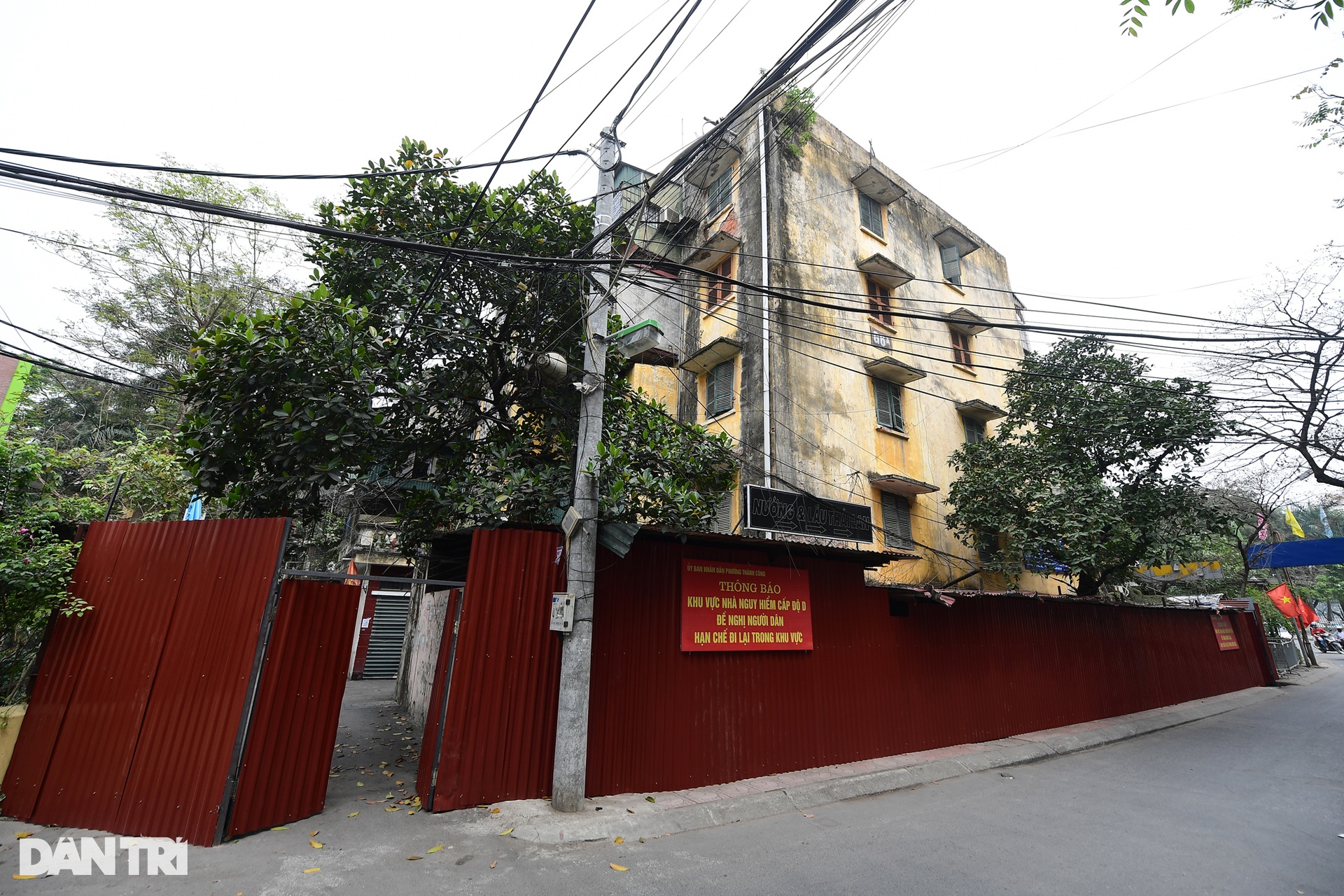 21 hộ dân quyết bám trụ chung cư ở Hà Nội bị quây tôn, cảnh báo nguy hiểm - 3 21 hộ dân quyết bám trụ chung cư ở Hà Nội bị quây tôn, cảnh báo nguy hiểm - 3