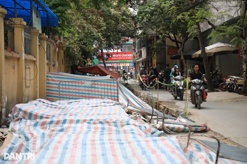 Vụ thấy 150 hài cốt ở Hà Nội: Người dân quen việc đào móng gặp tiểu sành - 4 Vụ thấy 150 hài cốt ở Hà Nội: Người dân quen việc đào móng gặp tiểu sành - 4