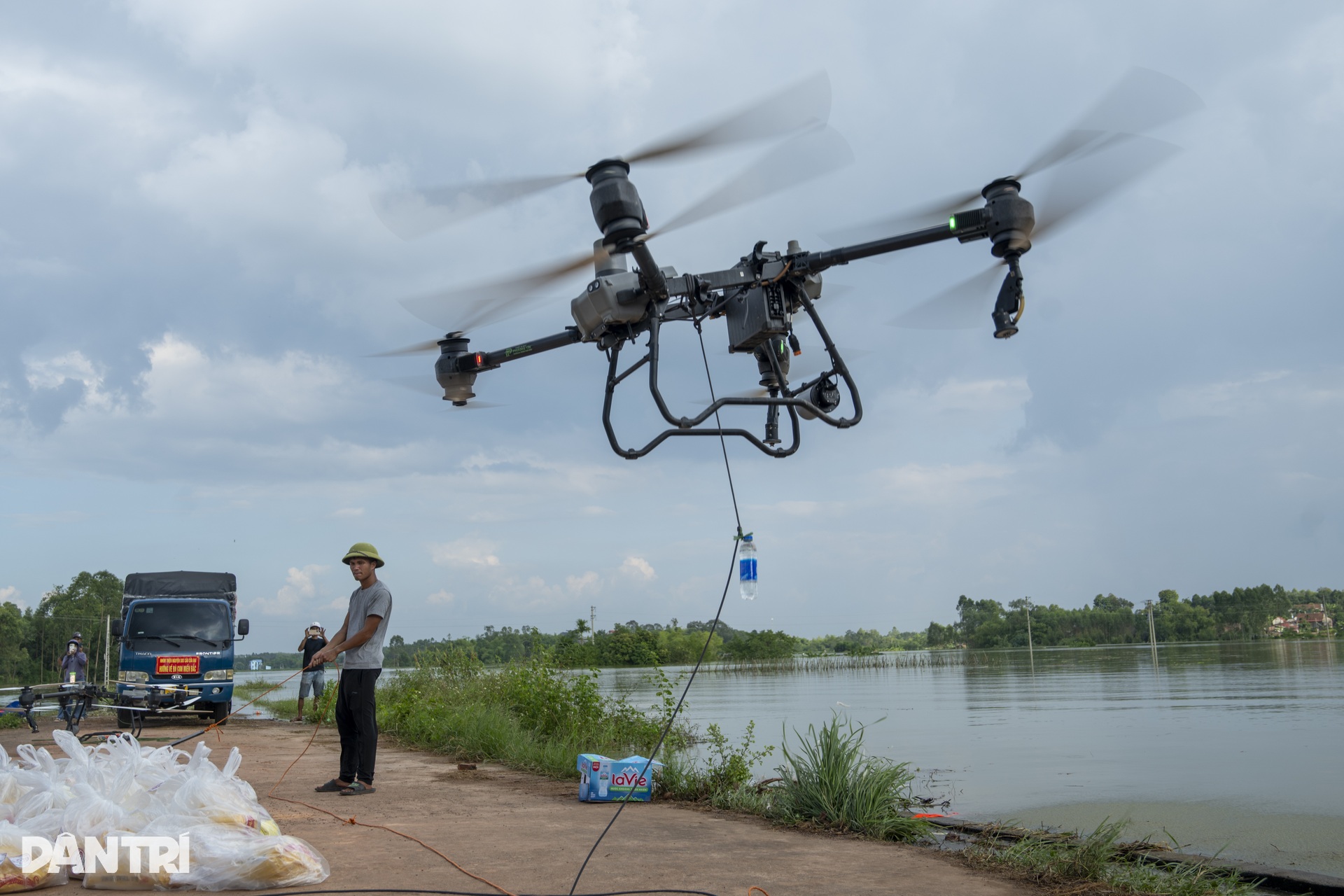 Cận cảnh drone xuyên tâm lũ Bắc Ninh tiếp tế đường không cho thôn cô lập - 19 Cận cảnh drone xuyên tâm lũ Bắc Ninh tiếp tế đường không cho thôn cô lập - 19