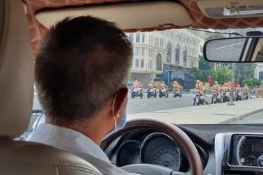 Tài xế công nghệ rơi thảm cảnh, phải bán tháo xe,"chạy làng" thời bão giá