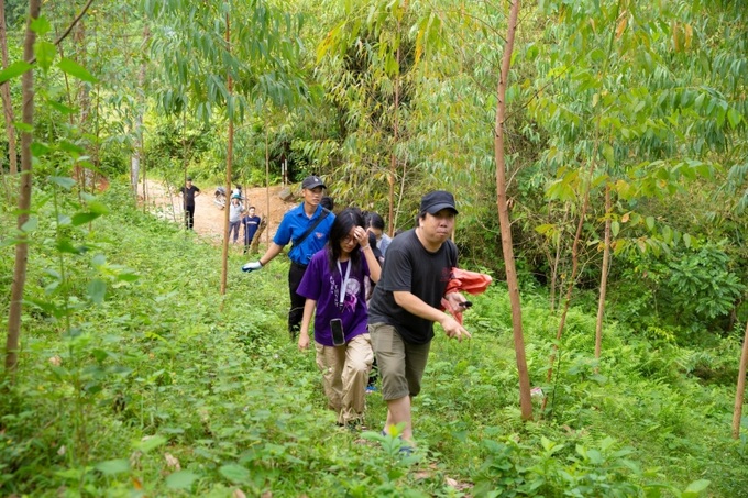 Đoàn tình nguyện dọn dẹp vệ sinh tai khu vực thôn bản.