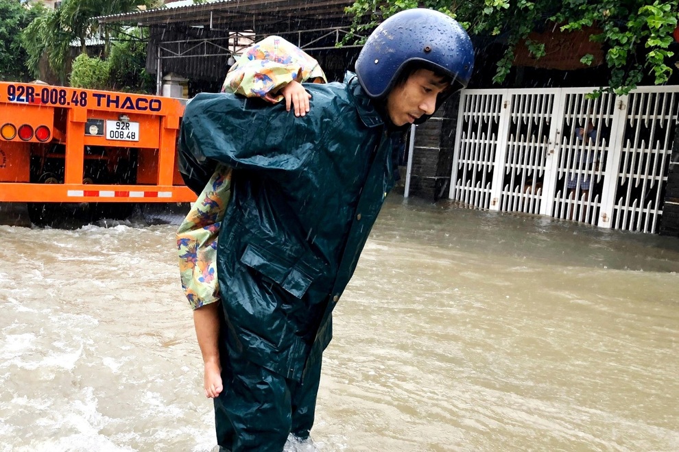 Biển nước bủa vây, người già, trẻ nhỏ hối hả chạy lũ - 5 Biển nước bủa vây, người già, trẻ nhỏ hối hả chạy lũ - 5