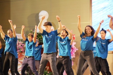 Sinh viên nước ngoài nhảy Flashmob "Việt Nam ơi" cực cuốn hút