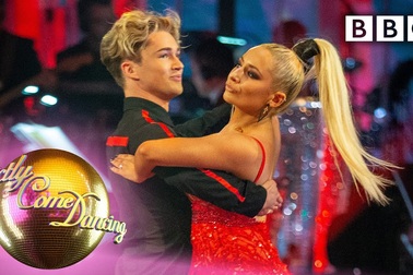 Saffron Barker quyến rũ trên sàn nhảy