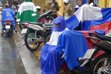 Hàng ngàn phụ huynh đợi con trong mưa