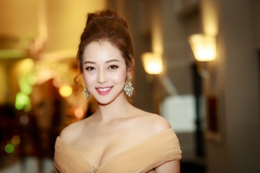 Jennifer Phạm dù đã 3 con vẫn khiến người đối diện “bỏng mắt”