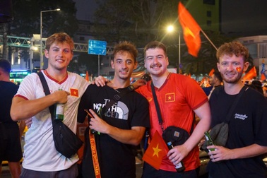 Khách Tây sốc khi lần đầu "đi bão" mừng đội tuyển Việt Nam vô địch AFF Cup