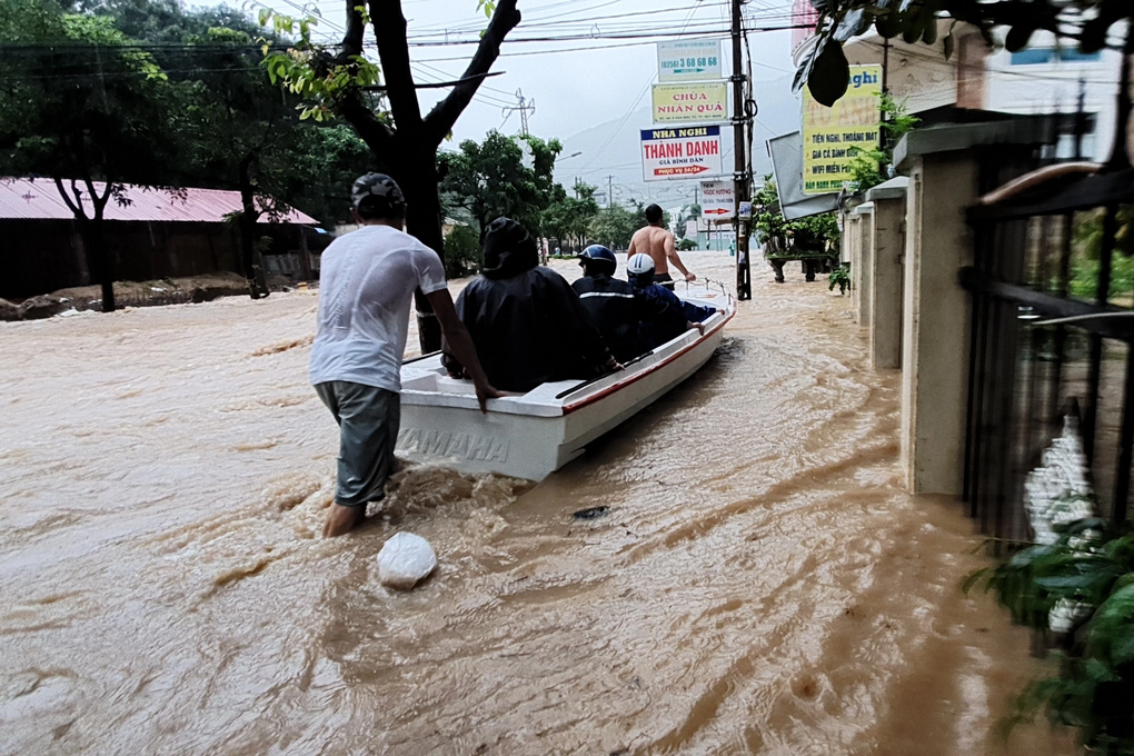 TP Quy Nhơn nước dâng cao cả mét, lũ cuốn trôi người và xe - 7 TP Quy Nhơn nước dâng cao cả mét, lũ cuốn trôi người và xe - 7