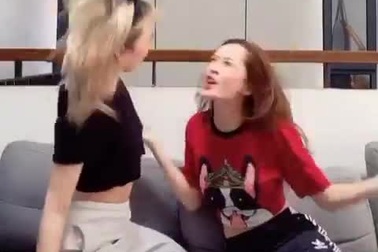 Chi Pu và Hun Ht dàn cảnh tranh cãi nhại giọng