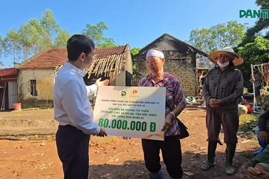 Báo Dân trí trao 200 triệu đồng hỗ trợ người dân vùng lũ tỉnh Bắc Ninh