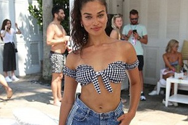 Siêu mẫu Úc: Ngực "lép" vẫn quyến rũ