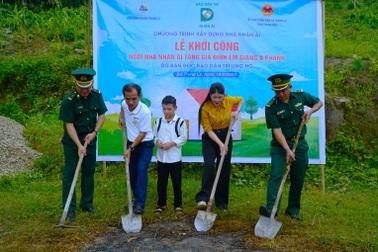 Cậu học trò mồ côi cha, mẹ bỏ đi, được bạn đọc Dân trí giúp đỡ xây nhà mới