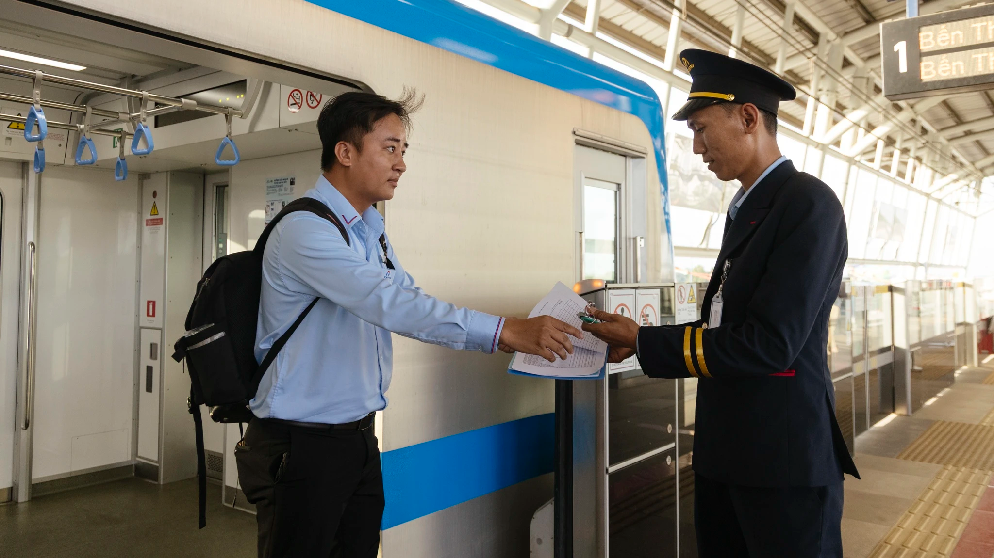 Thông thường, tôi sẽ nhận tàu ở depot Long Bình hoặc ga Suối Tiên. Trước khi bắt đầu ca làm việc, tôi phải thực hiện hàng loạt kiểm tra kỹ thuật, từ hệ thống phanh, điều khiển đến đèn tín hiệu. Bất kỳ sự cố nhỏ nào cũng có thể ảnh hưởng toàn bộ hành trình của tàu.