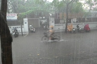 Mưa lớn, thành phố Huế ngập nặng