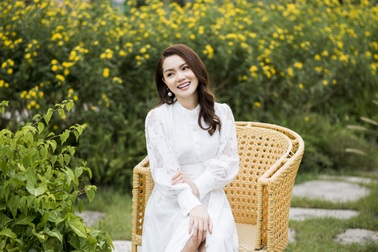 Nguyễn Ngọc Anh: “Bạn đời bế con, thay tã… còn hơn ngàn vạn bông hoa”