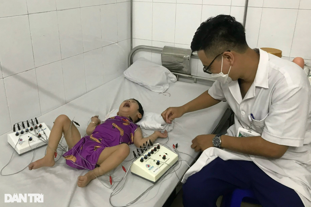 Xót xa tiếng khóc xé lòng của bé gái 4 tuổi bị bệnh tim và bại não hành hạ - 1 Xót xa tiếng khóc xé lòng của bé gái 4 tuổi bị bệnh tim và bại não hành hạ - 1