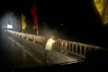 Can ngăn kịp thời người phụ nữ có ý định nhảy cầu