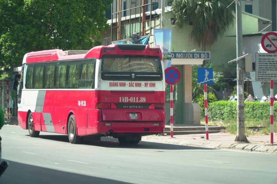 Nhìn từ trên cao nạn xe khách bất trị tại Hà Nội - 3 Nhìn từ trên cao nạn xe khách bất trị tại Hà Nội - 3