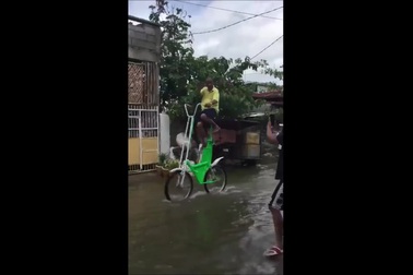 Chiếc xe đạp với thiết kế đặc biệt để di chuyển trong vùng ngập lụt