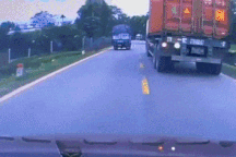 Không cho ô tô sau vượt, tài xế container nhận được "mưa" lời khen