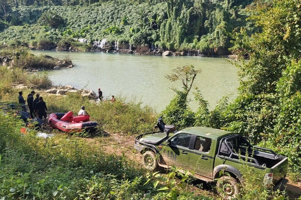 Vụ xe chở du khách lao xuống sông: Tìm thấy thi thể tài xế - 1