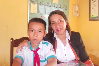 Cậu bé 10 tuổi chế tạo đèn từ… vỏ bút bi