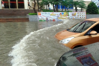 Thủ đô: Nước ngập sâu 1m, biệt thự sập bất ngờ!