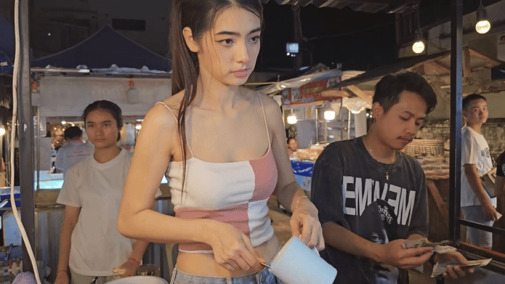 ម្ចាស់ហាងស្អាតដូចជាស្រីស្អាតធ្វើឱ្យភោជនីយដ្ឋានពងមាន់កកកុញអតិថិជន - ១ Cô chủ xinh như hoa hậu khiến quán cơm trứng đông nghịt khách - 1