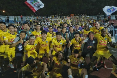 Công Phượng và Văn Toàn chưa kịp ăn mừng, sân Lạch Tray tắt điện tối om