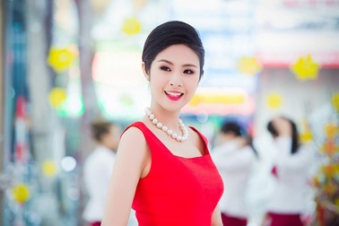 Hoa hậu Ngọc Hân quyến rũ trong sắc đỏ