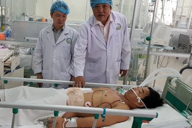 Bị máy cưa cắt lồi ruột vì sơ ý khi vận hành