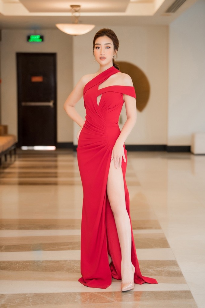 Tường San-Huyền My khoe vai trần nuột nà, Đỗ Mỹ Linh diện váy xẻ táo bạo - Ảnh 1. Tường San-Huyền My khoe vai trần nuột nà, Đỗ Mỹ Linh diện váy xẻ táo bạo - Ảnh 1.