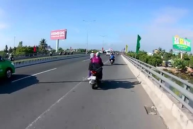 Thanh niên đi xe máy gây tai nạn cho cả gia đình rồi thản nhiên bỏ đi