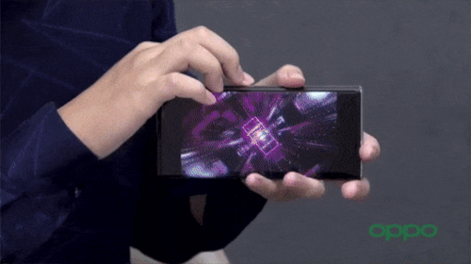 Cận cảnh chiếc smartphone màn hình cuộn đầu tiên trên thế giới - 2 Cận cảnh chiếc smartphone màn hình cuộn đầu tiên trên thế giới - 2