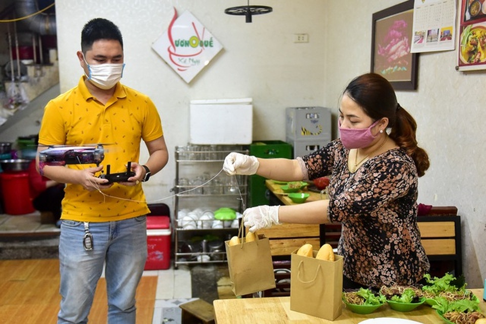 Bán hàng thời Covid: Dùng flycam giao đồ, lắp tường nilon cho taxi - 1 Bán hàng thời Covid: Dùng flycam giao đồ, lắp tường nilon cho taxi - 1