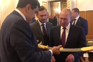 Tổng thống Venezuela tặng quà quý cho ông Putin