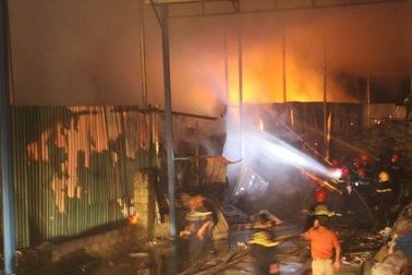 Hơn 100 cảnh sát cật lực chữa cháy tại 2 nhà máy giấy