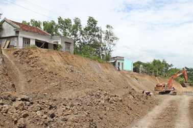 12 hộ dân bị "treo" nhà bên bờ "vực"