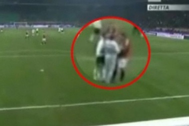 Ibrahimovic lại dính nghi án tát cầu thủ đối phương