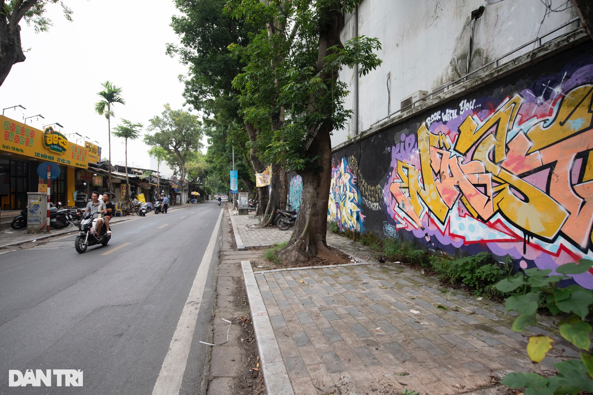 Tường và cửa cuốn nhà dân trên nhiều tuyến phố Hà Nội bị vẽ bậy  - 10