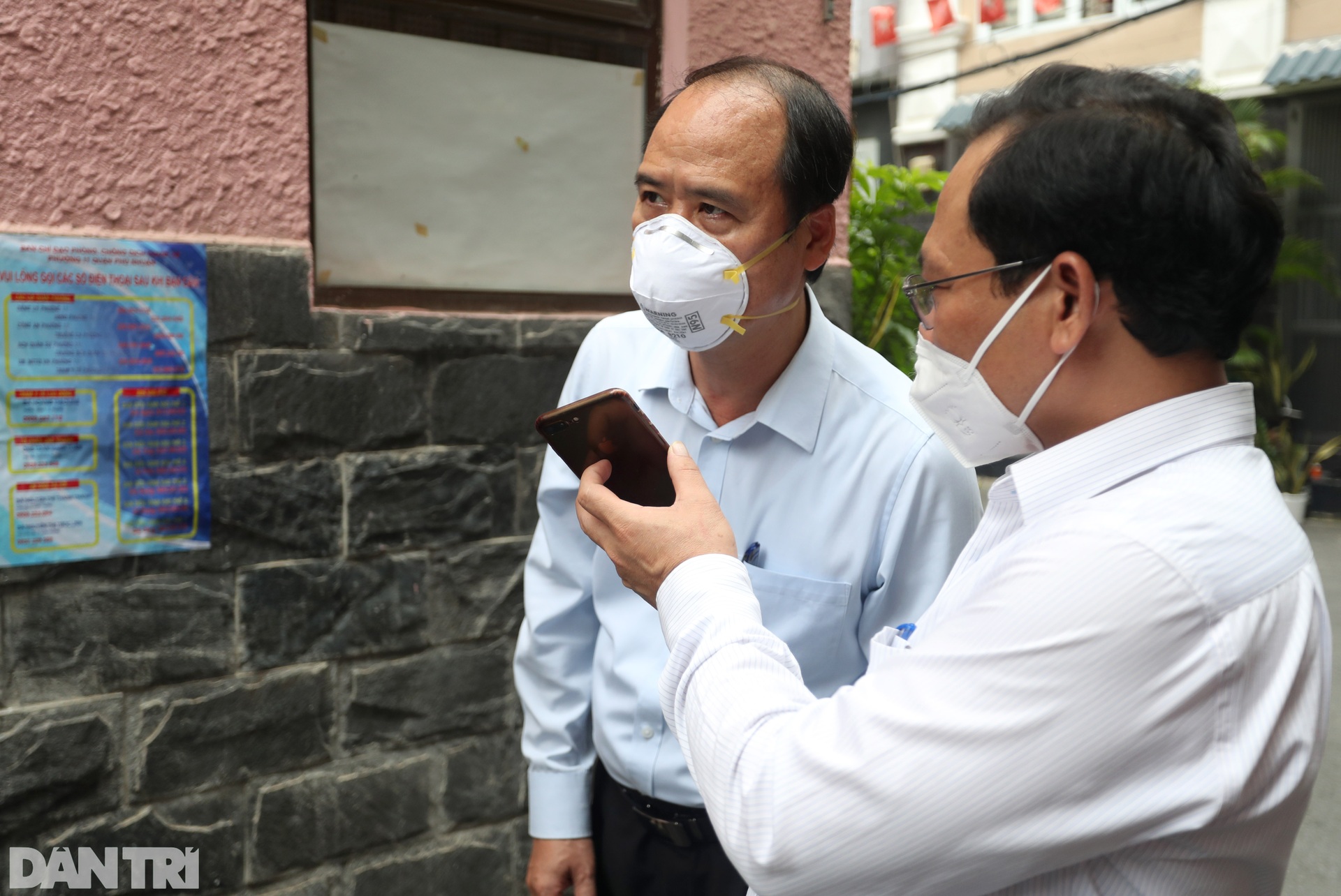 Thứ trưởng Bộ LĐ-TBXH đi từng nhà kiểm tra việc hỗ trợ người dân - 3