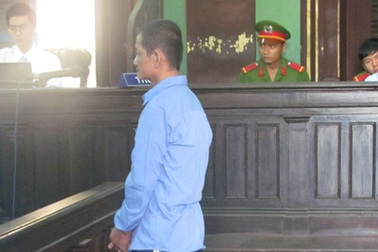 Bị bóp "của quý", đâm vợ 15 nhát dao