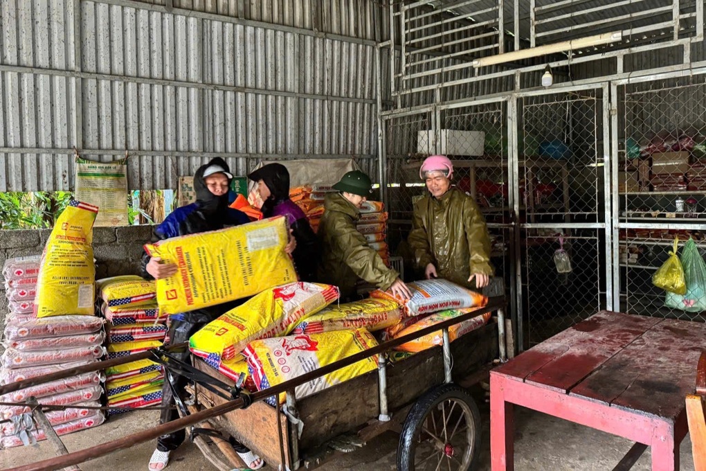 Nước lũ dâng cao, nhiều nơi bị chia cắt khi bão Bualoi chưa vào - 2 Nước lũ dâng cao, nhiều nơi bị chia cắt khi bão Bualoi chưa vào - 2