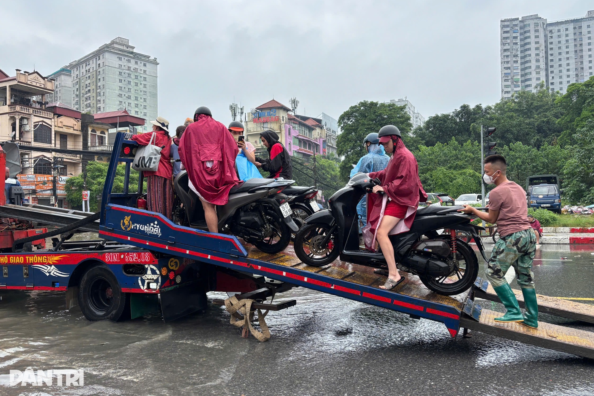 Muôn kiểu ứng phó mưa lớn, vượt ngập sâu của người Hà Nội - 27 Muôn kiểu ứng phó mưa lớn, vượt ngập sâu của người Hà Nội - 27