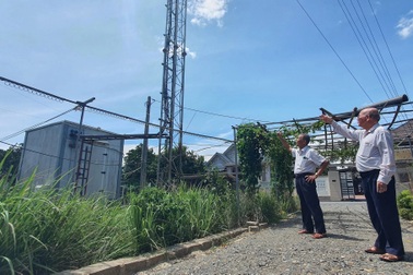 Những cột sắt nặng hàng tấn "dọa" đổ xuống nhà dân