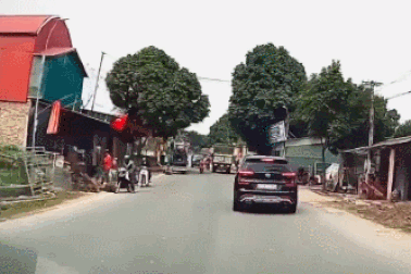 Tài xế ra tay "nghĩa hiệp" khi thấy thanh niên gây tai nạn rồi bỏ chạy