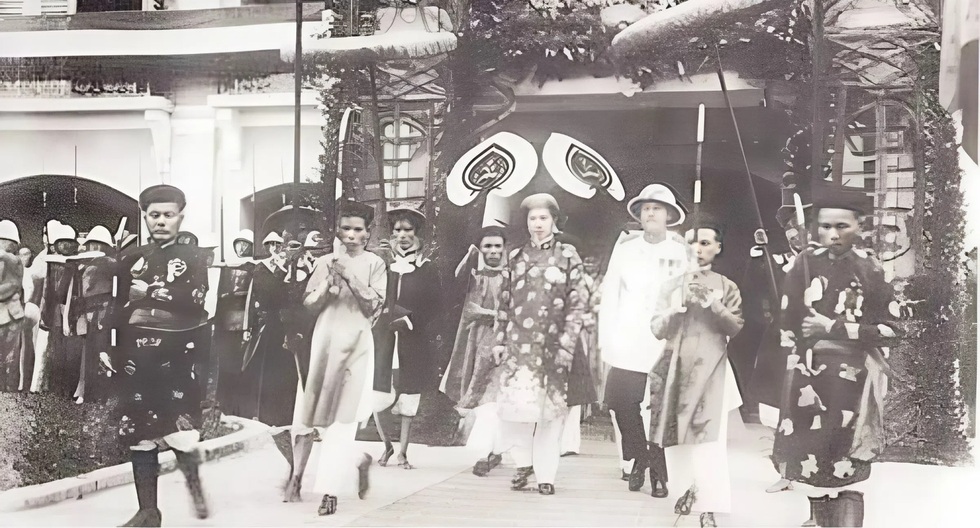 Thời khắc Bảo Đại thoái vị, bỏ ngai vàng, trao ấn kiếm xuống làm thường dân - 3