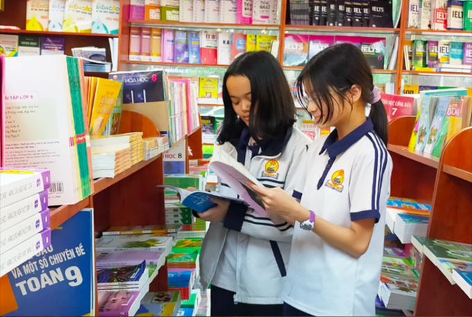 Giá sách giáo khoa cao bất hợp lý gây bức xúc dư luận xã hội.